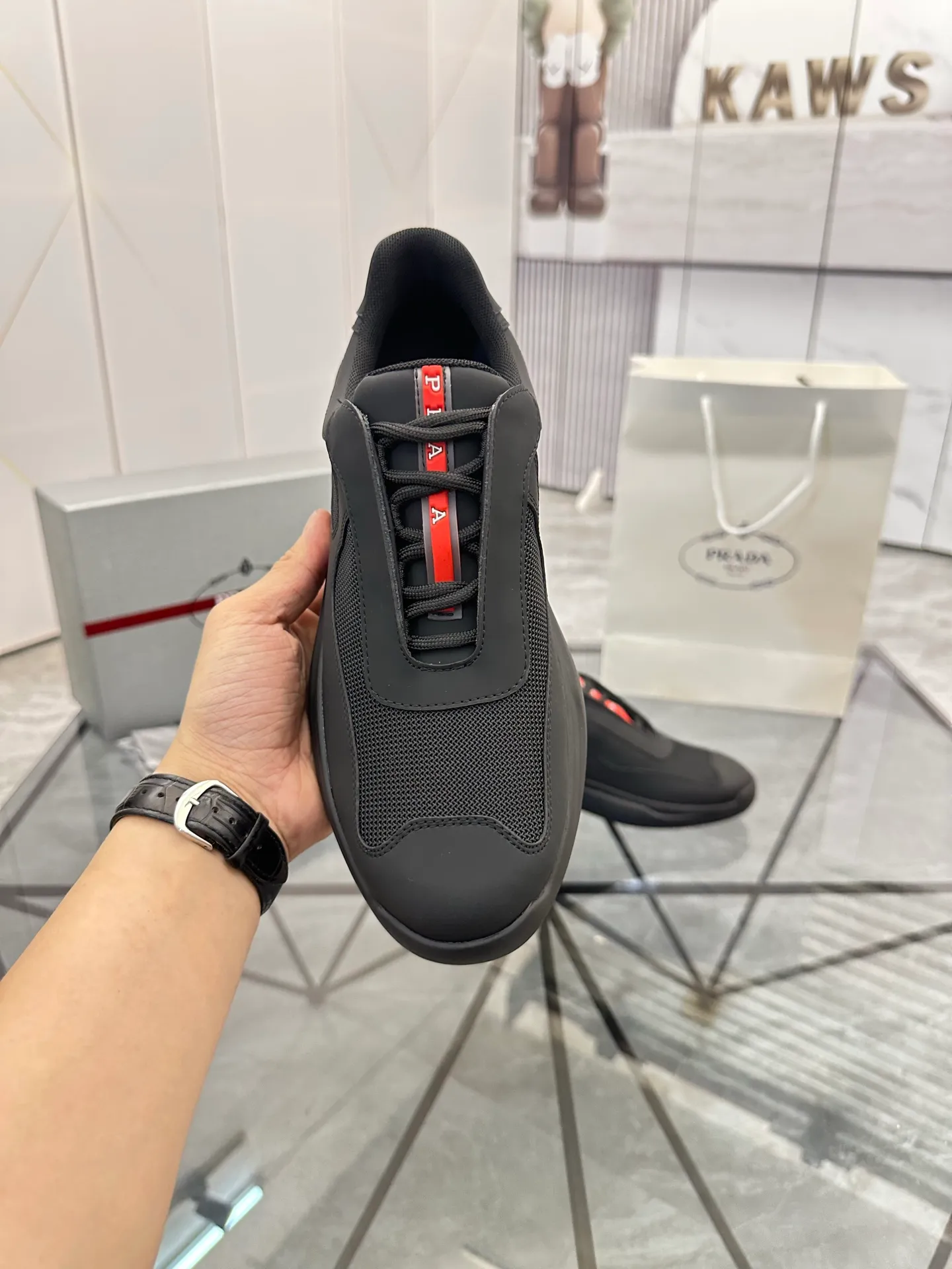 Men's shoes: 💰P660¥ High-end top quality Product trademark: Prada *"Prada*" low-top casual shoes Regular size: 38-45 (can be customized to 46) Product materials: Upper imported silk cowhide spliced ​​with original fabric, breathable lining, original outsole. No.: 001